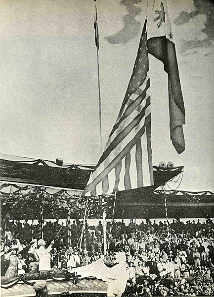 Cérémonie marquant l'indépendance des Philippines avec le retrait de l'étendard américain (source Wikimedia Commons)