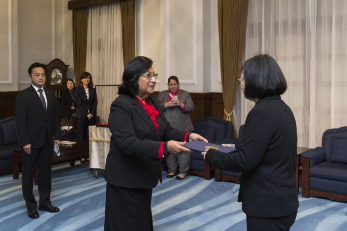 La nouvelle ambassadrice des Iles Marshall Neijon Rema Edwards a présenté ses lettres de créance à la présidente Tsai Ing-wen (蔡英文) (Image : Palais présidentiel)
