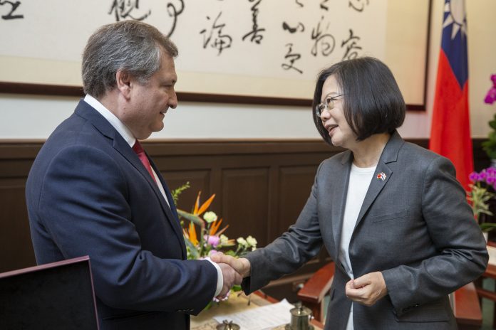 Président de la cour Suprême du Paraguay Eugenio Jiménez et la présidente Tsai Ing-wen (photo fournie par le palais présidentiel)