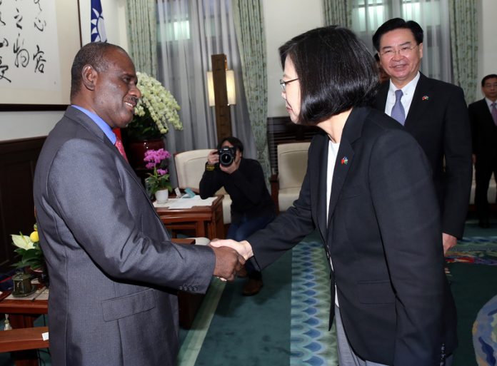 Le ministre des Affaires étrangères salomonien Jeremiah Manele a rencontré la présidente Tsai Ing-wen cette semaine lors de sa visite à Taiwan (Image : CNA)