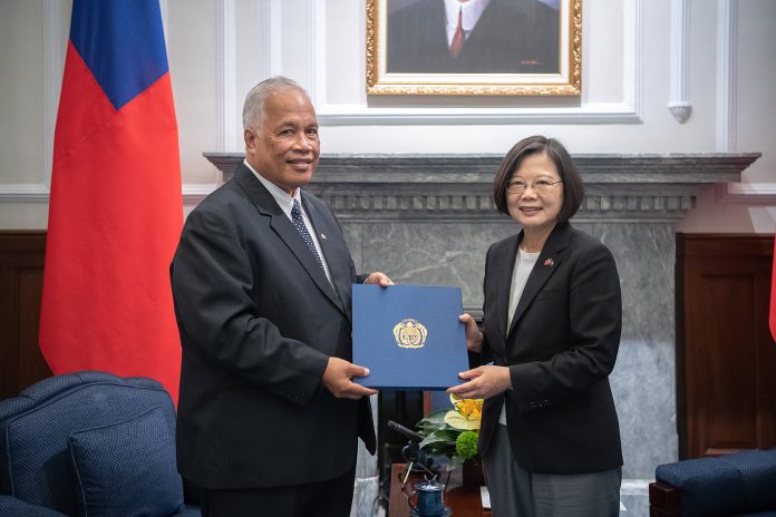 remise des lettres de créance du nouvel ambassadeur de la république de Nauru Jarden Kephas à la présidente taiwanaise Tsai Ing-wen (photo RTI)