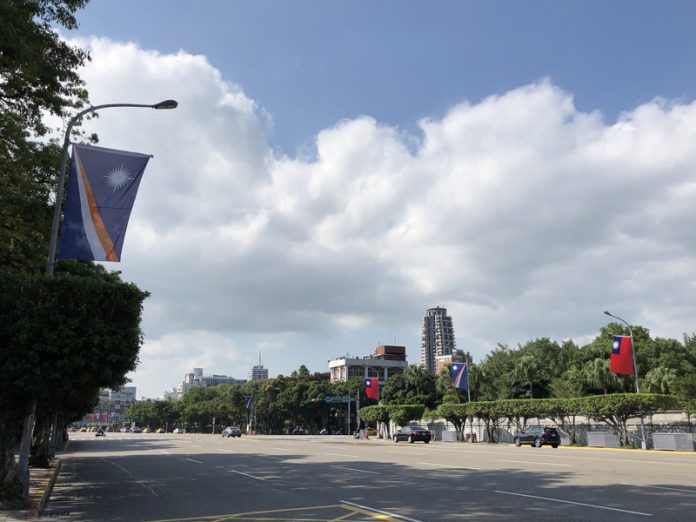 Le boulevard devant le palais présidentiel est décorée pour accueillir la présidente Heine des îles Marshall (photo CNA)
