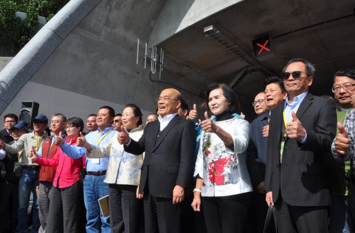 Inauguration du nouveau tronçon de la route Suhua reliant Suao à Hualien par Su Tseng-chang (photo CNA)