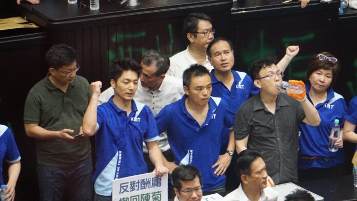 Membres du KMT protestant contre la session extraordinaire pour la nomination des membres des Yuans de contrôle et des examens (photo RTI)